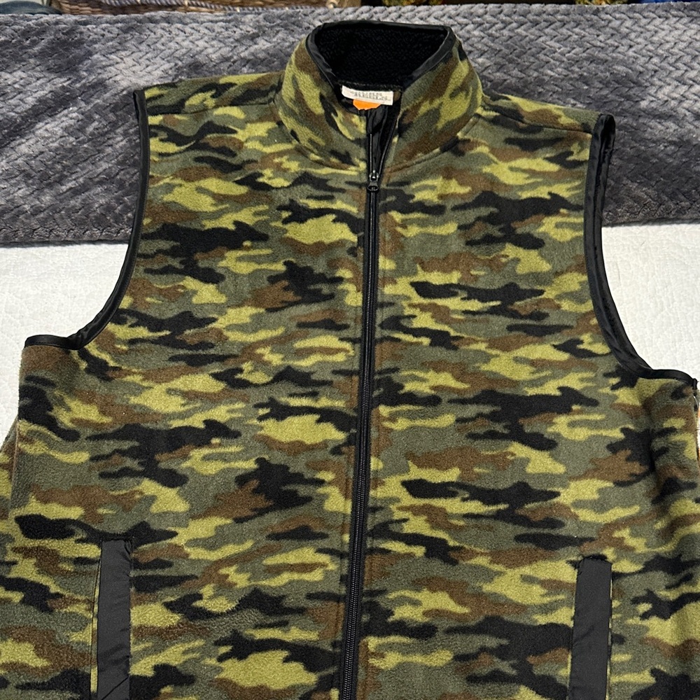 NWT Racks & Reels Men’s Camo Sleeveless Jacket. Size Large.